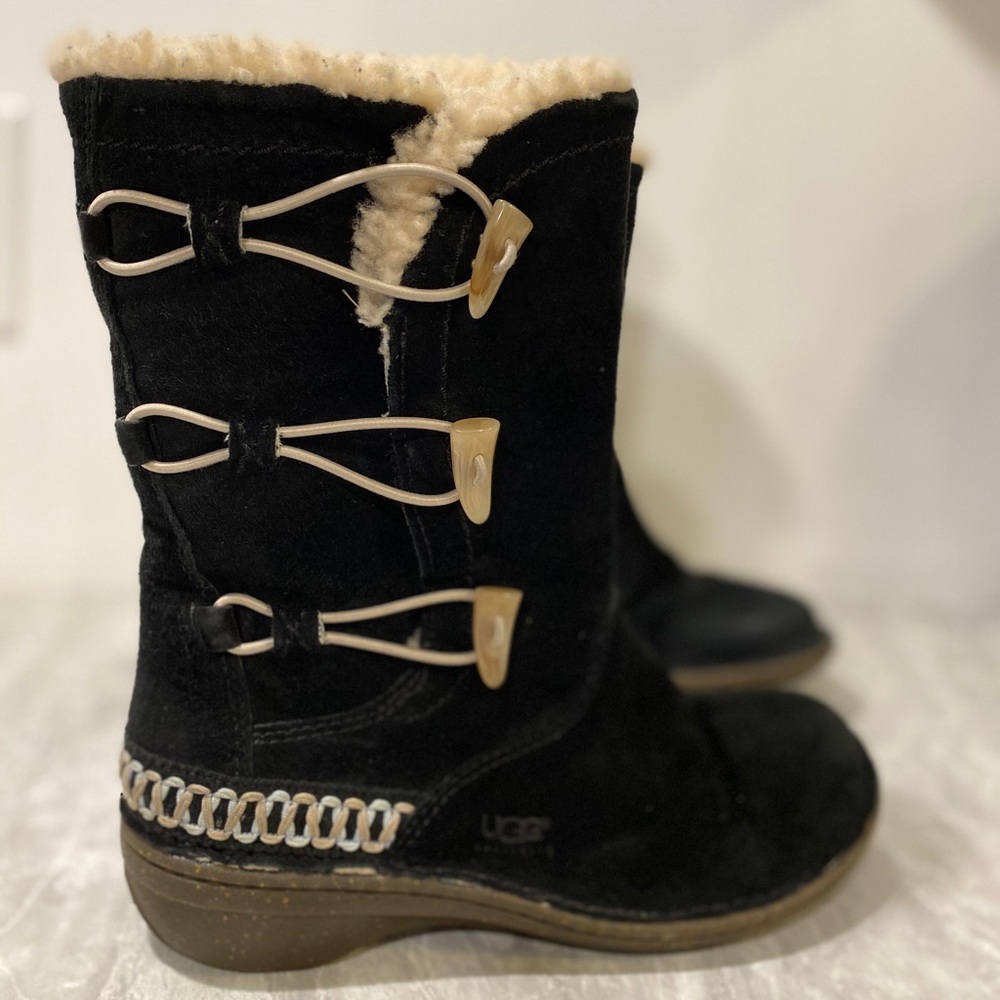 UGG Rare tooth toggle 3 button shearling boots